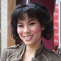 Anya Dwinov Sekretaris Kesepian