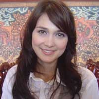 Luna Maya Jualan Jeans Rp 90 Ribu