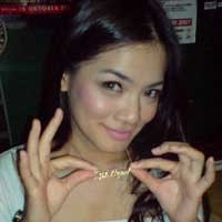 Titi Kamal Bikin Kalung Cinta di Yunani