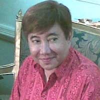 Ultah Tanpa Istri, Guruh Pamer Batik