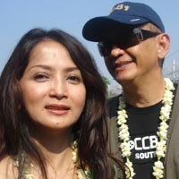 Jenguk Roy Marten, Ana Maria Diserbu Ibu-ibu 