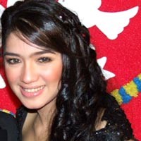 Gaya Angel Karamoy si Ibu Muda