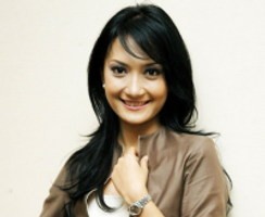 Artika Siapkan Pernikahan Lewat Internet