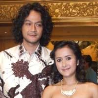 Perut Hamil Widi AB Three Dicium-cium Suami