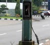 Kabel Listrik di Tiang Lampu Jalanan Surabaya Mengerikan