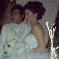 Perut Hamil Angel Karamoy Ditutupi Bulu