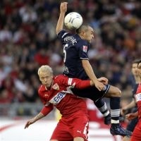 Stuttgart Tumbang, Leverkusen-Hamburg Seri