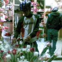 Malam Valentine, Toko Bunga di Palasari Diserbu Muda-mudi