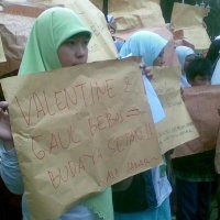 50 Wanita Berkerudung Tolak Valentine