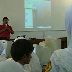 Komunitas TI Cirebon Jajakan Xintren ke Kampus