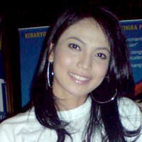 Kinaryosih Tendang Cowok Bajingan