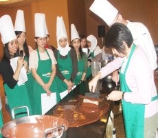 Berlepotan Cokelat Plus Kerepotan Nenteng Cokelat