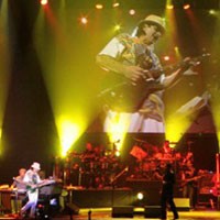 Santana Memukau di Usia Senja