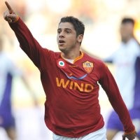 Roma Mendekat Berkat Cicinho