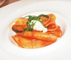 Paccheri Saus Tomat Plus Mozzarella