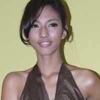 Nadia Saphira Bantah Foto Ciuman