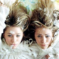 Kembar Olsen Rilis Buku Fesyen