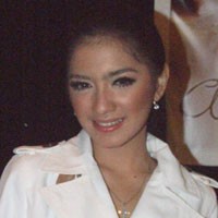 Angel Karamoy Lahirkan Bayi Perempuan