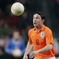 Van Bommel Balik ke Timnas dengan Nepotisme?