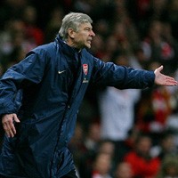 Wenger Salahkan Lapangan