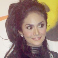 Rambut Krisdayanti-Madonna Sejajar