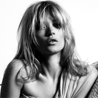 Kate Moss Topless di Hari Perempuan