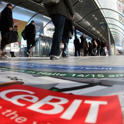 Polisi Sweeping Pameran Komputer