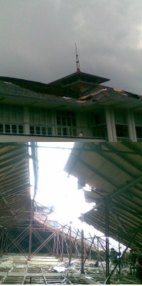 Atap Kanwil Perbendaharaan Bandung Diangkut Puting Beliung