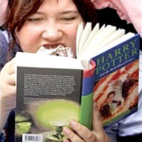 Buku Terakhir Harry Potter Disihir Jadi 2 Film