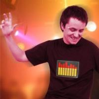 Wow, Kaos Pencium Dentuman Lagu