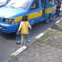 Bocah Penjaja Cobek Tidur di Trotoar Depan Masjid