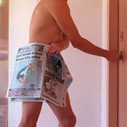 Kepsek Bugil Difoto Istri, Posting di Facebook, Kena Pecat Deh...