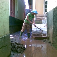 Relawan Dadakan di Tengah Banjir Bandang
