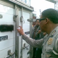 Polisi Razia Mobil Beratribut Organisasi Pungli