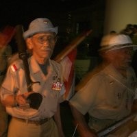 Tak Kenal Lelah, Veteran Kawal Pawai Obor