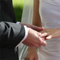 Sah-kah Pernikahan via Telepon?