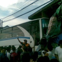 Bus Oleng, Baliho Aman dan 4 Motor Terlindas