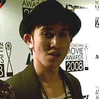 Vino  Bastian Ingin Jadi Perempuan 