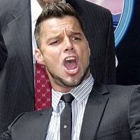 Ricky Martin Tangisi Korban Perkosaan