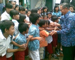 Ginandjar Kartasasmita Disambut Ciuman
