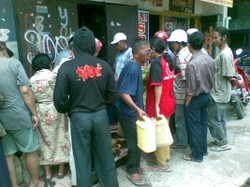 Puluhan Warga Cihaurgeulis Antre Minyak Tanah