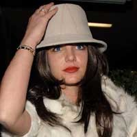 Britney Spears Dilamar Jadi Resepsionis