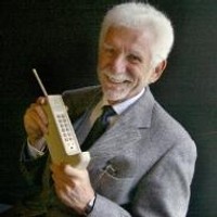 Bapak Ponsel Ciptakan Ponsel Lansia