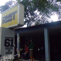 Riotic, dari Studio Musik ke Distro