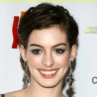 Cek Palsu, Kekasih Anne Hathaway Ditangkap Polisi