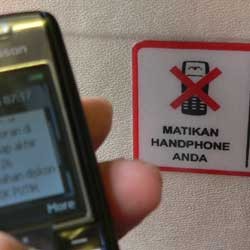 Silakan Turun dari Pesawat Jika Ponsel Masih Aktif