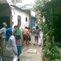 Benda Diduga Bagian Jendela Helikopter Timpa Rumah Warga