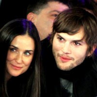 Ashton Kutcher Sebut Demi Moore Sepatu Usang