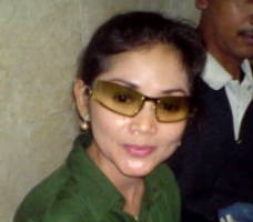 Jenguk Suami, Kristina Tertawa di Penjara