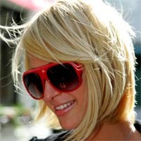 Paris Hilton Pamer Payudara di London